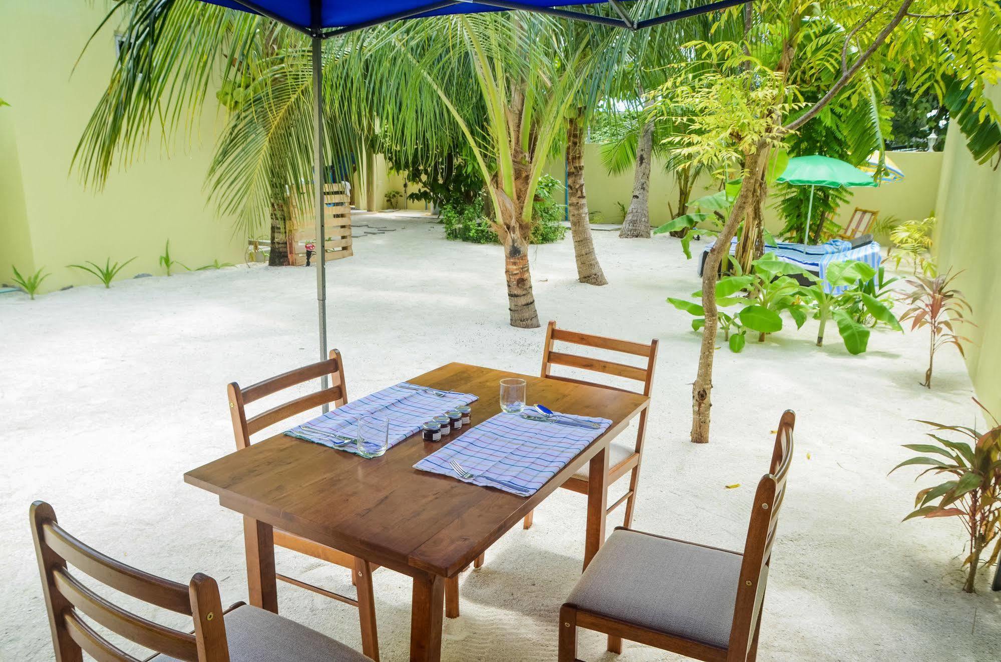 Whale Shark Inn Maamigili Island Exterior photo